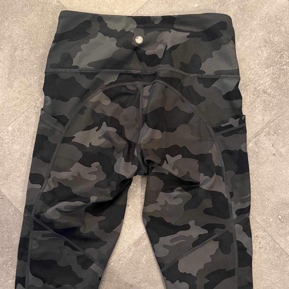 Yogalicious Women’s Black Gray Camo Capri Leggings Size Small - Picture 7 of 7